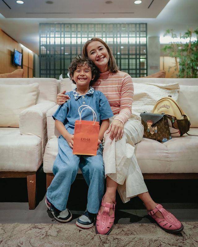 potret Widi Mulia dan anak bungsunya (instagram.com/widimulia)