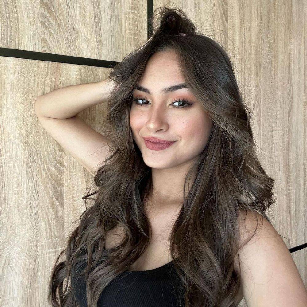 Gaya makeup ala Caitlin Halderman (instagram.com/caitlinhalderman)