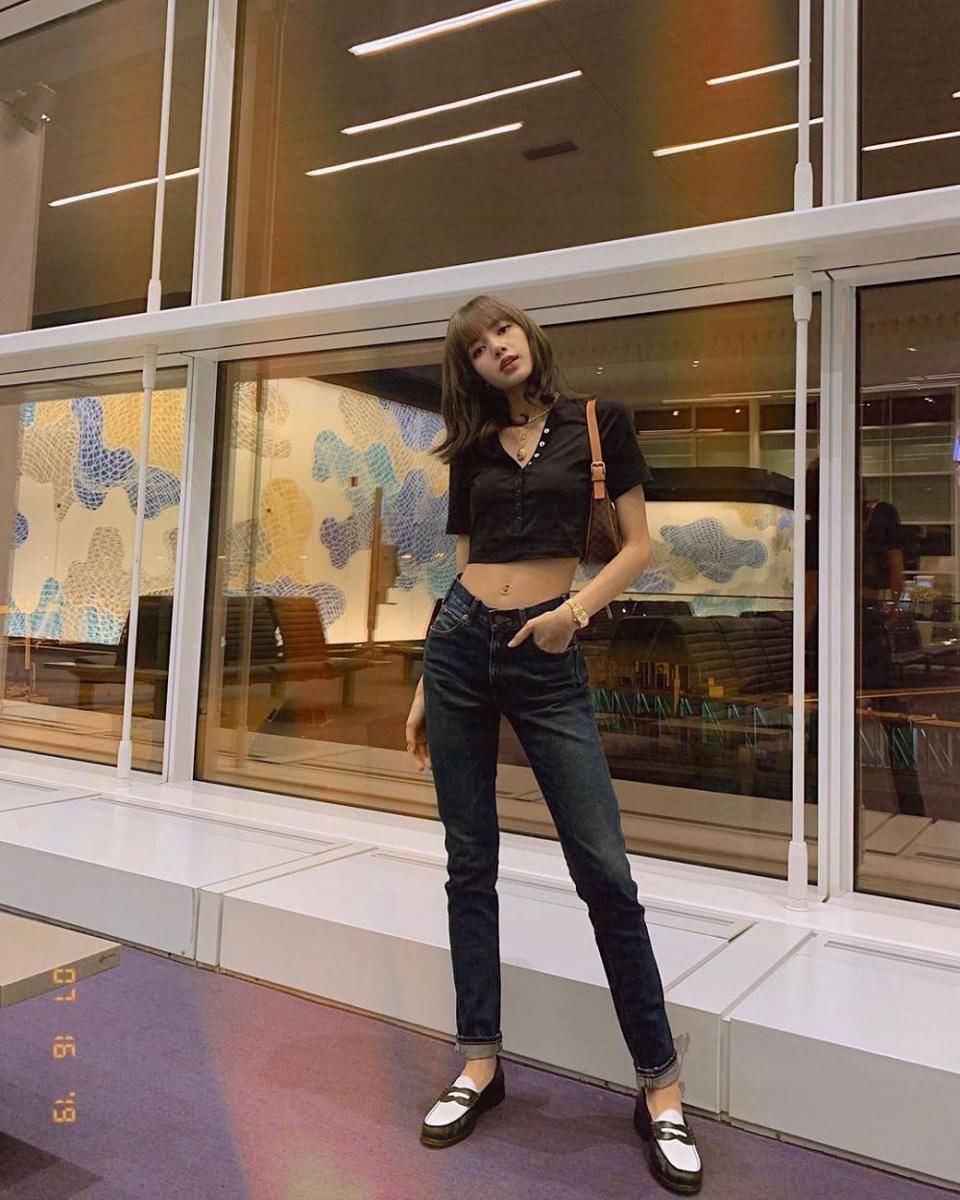 Mix and match celana jeans ala Lisa (instagram.com/lalalalisa_m)