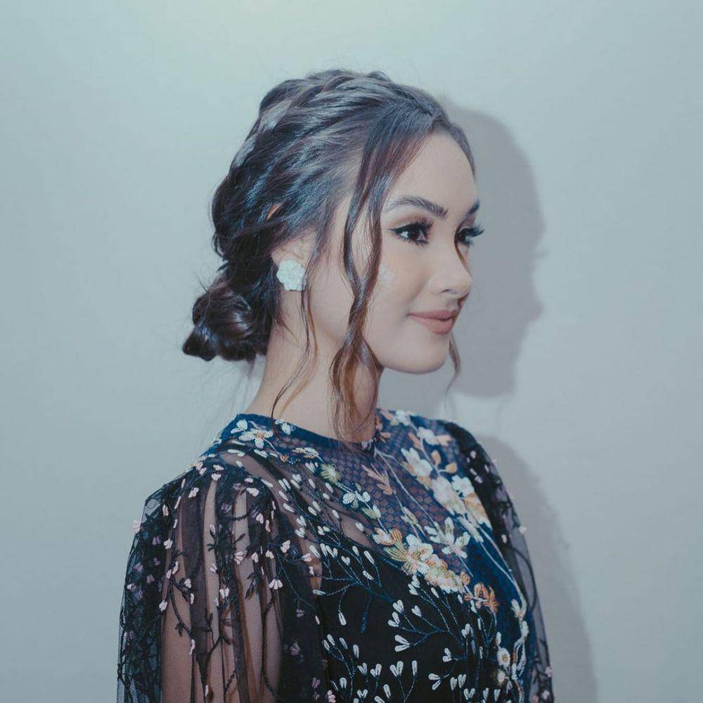 Gaya makeup ala Caitlin Halderman (instagram.com/caitlinhalderman)