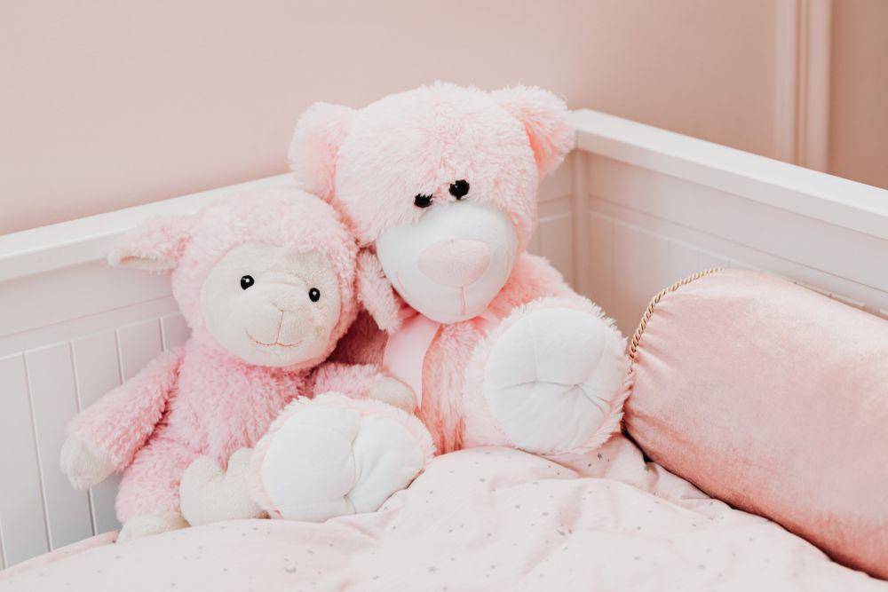 boneka berwarna pink (pexels.com/KarolinaGrabowska)