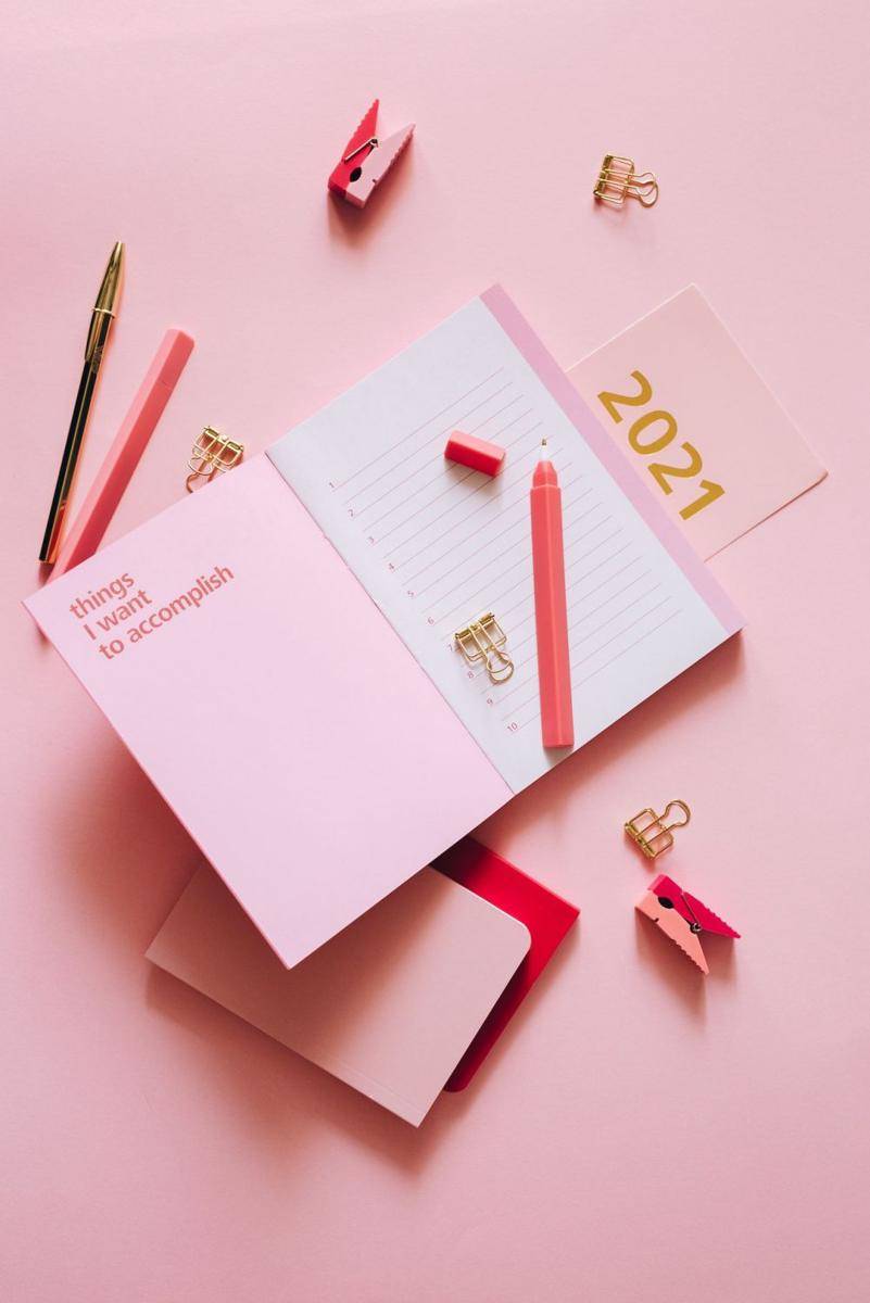 buku catatan berwarna pink (pexels.com/LeelooThefirst)