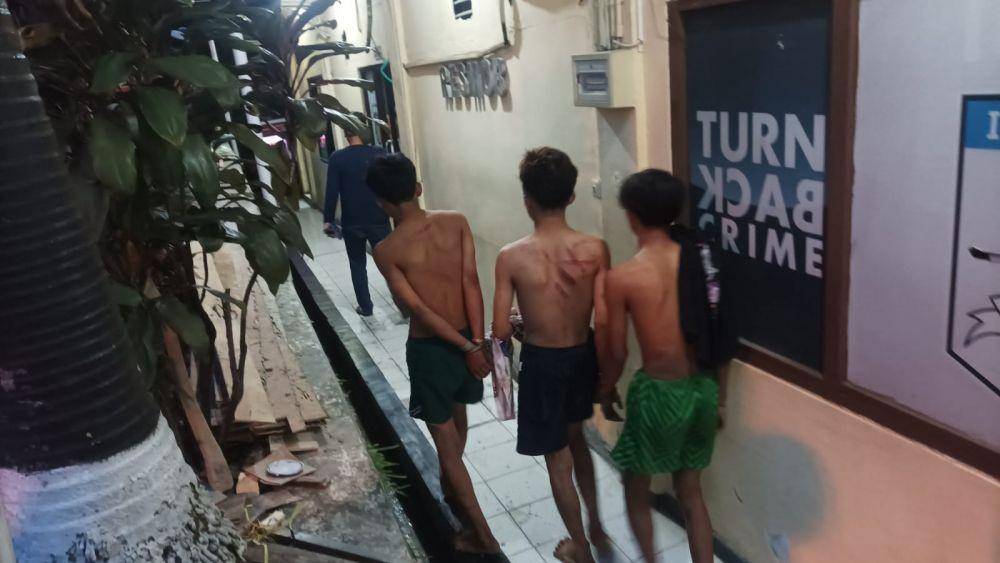 Ketiga remaja tersangka curanmor saat dibawa ke Polres Metro Depok. (Istimewa)