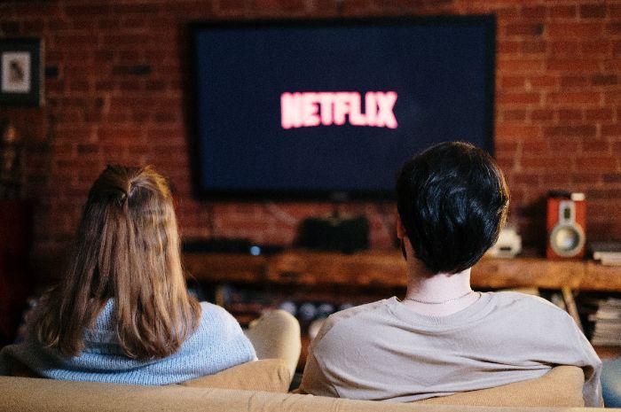 Tak Hanya Menghibur, Ini 7 Manfaat Menonton Film