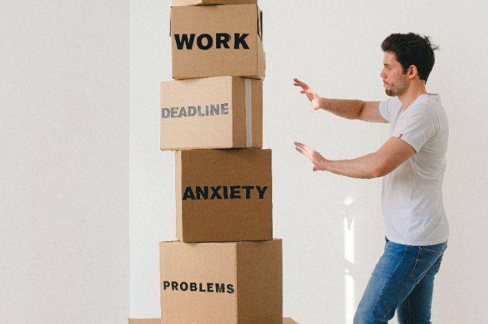 Ilustrasi orang yang menanggung beban stress (pexels.com/ShvetsProduction)
