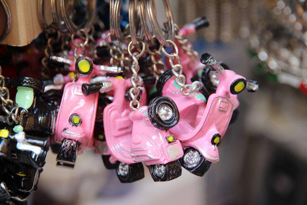 gantungan kunci berwarna pink (pixabay.com/efes)