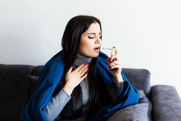ilustrasi menggunakan inhaler (freepik.com/diana.grytsku)