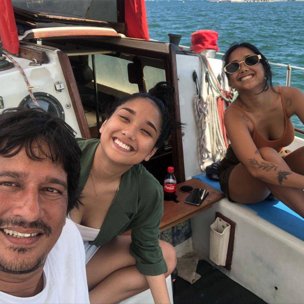 potret Bucek Depp dan dua putrinya (instagram.com/bucek)