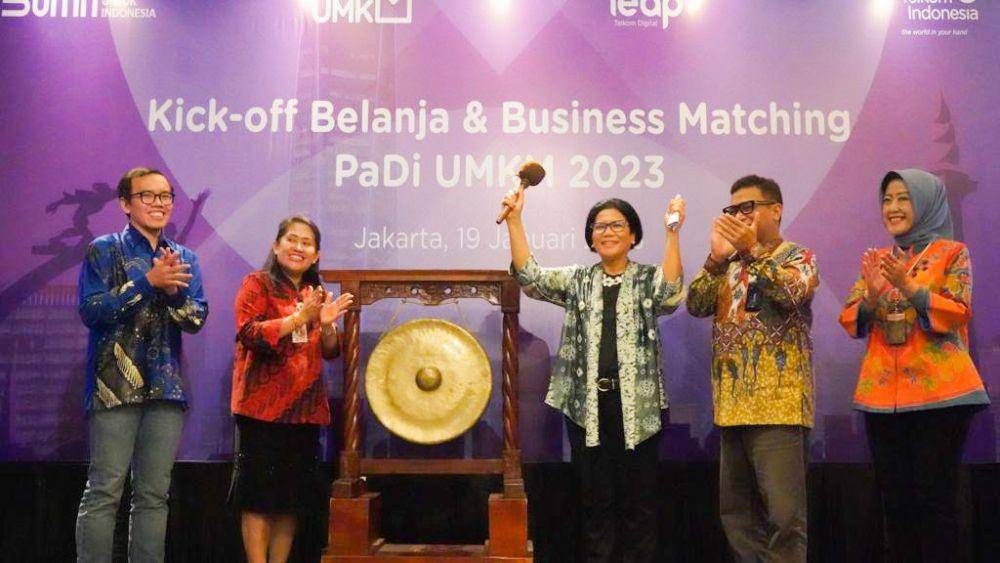 Staf Ahli Bidang Keuangan dan Pengembangan UMKM KBUMN Loto Srinaita Ginting (tengah), Kepala Dinas PPKUKM Pemprov DKI Jakarta Elisabeth Ratu Rante Allo (kedua dari kiri), berfoto bersama dengan Direktur Digital Bisnis Telkom Fajrin Rasyid (paling kiri), EVP Digital Business & Technology Telkom Saiful Hidajat (kedua dari kanan), dan Deputy EVP Marketing Telkom Regional 2 Reni Yustiani (paling kanan) pada acara Business Matching PaDi UMKM di Aryaduta Hotel, Jakarta (19/1). (Dok. Telkom)