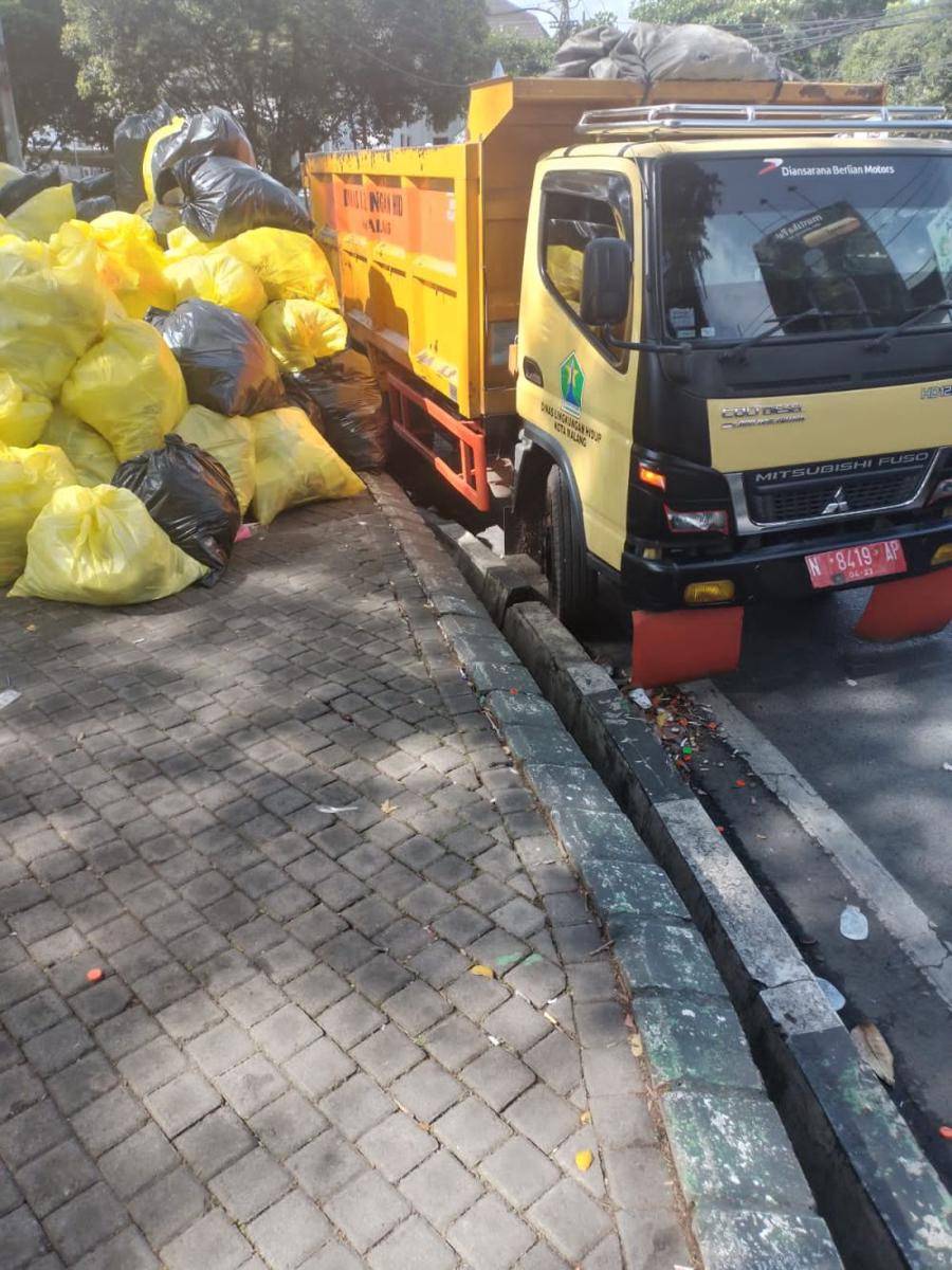 Mobil pengakut sampah DLH Kota Malang yang mengangkut sampah usai acaraHaul atau Harlah Ponpes Darul Hadist Al Faqihiyyah di Jalan Merdeka Kota Malang. (Dok. DLH Kota Malang)