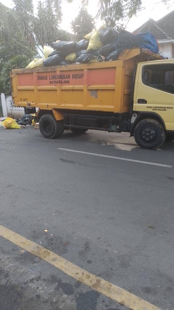 Mobil pengakut sampah DLH Kota Malang yang mengangkut sampah usai acaraHaul atau Harlah Ponpes Darul Hadist Al Faqihiyyah di Jalan Merdeka Kota Malang. (Dok. DLH Kota Malang)