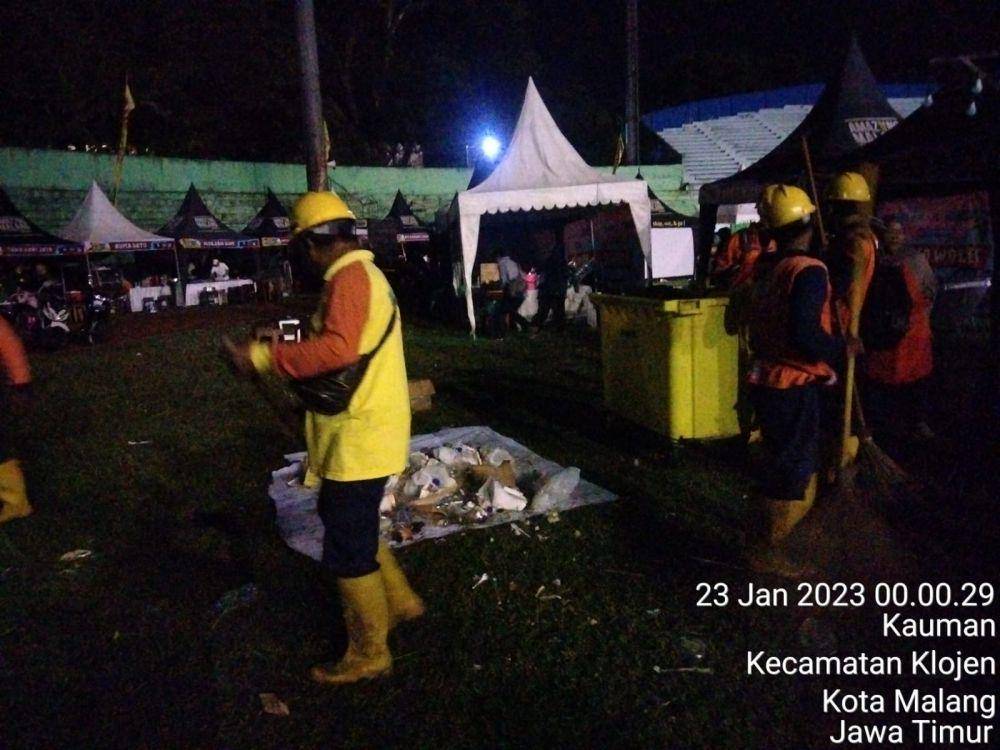 Sampah yang berserakan di Stadion Gajayana setelah acara Preston Fest. (Dok. DLH Kota Malang)
