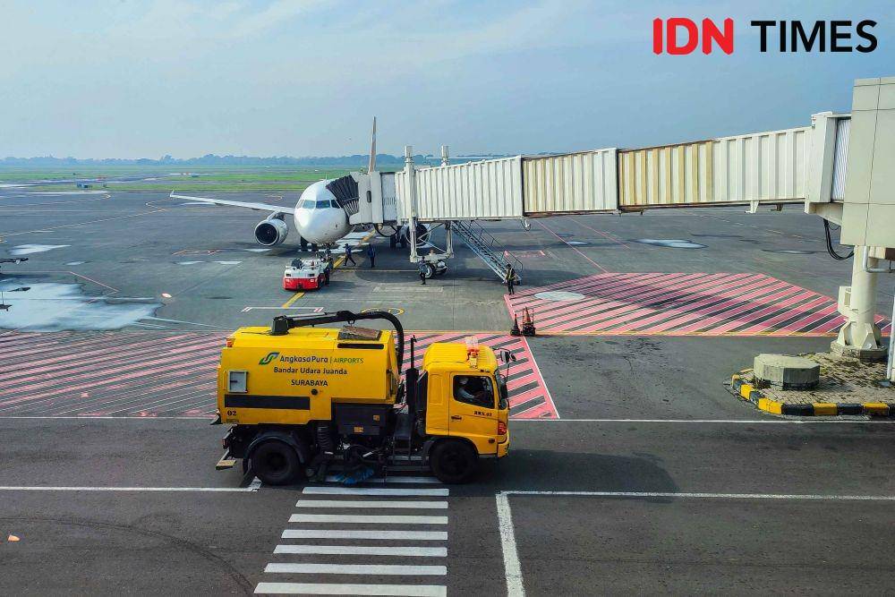 Aktivitas di Bandar Udara Internasional Juanda, Sidoarjo, Jawa Timur pada Jum'at (20/1/2023). (IDN Times/Herka Yanis)
