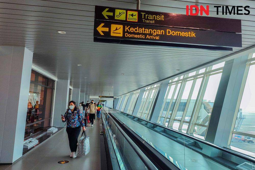 Aktivitas di Bandar Udara Internasional Juanda, Sidoarjo, Jawa Timur pada Jum'at (20/1/2023). (IDN Times/Herka Yanis)