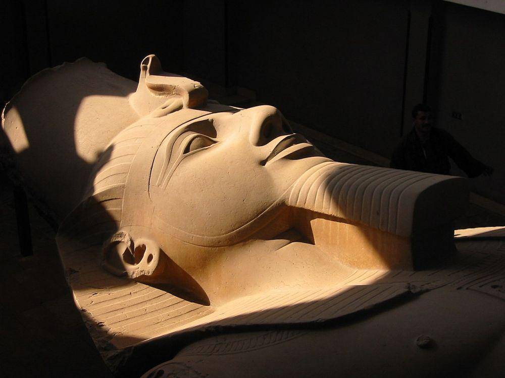 patung kolosal Ramses II di Memphis (commons.wikimedia.org/Dominik Knippel)