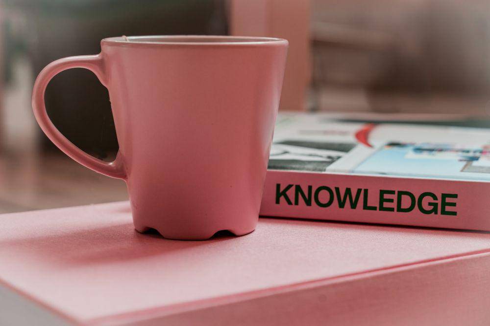 mug berwarna pink (unsplash.com/GabriellaClareMarino)