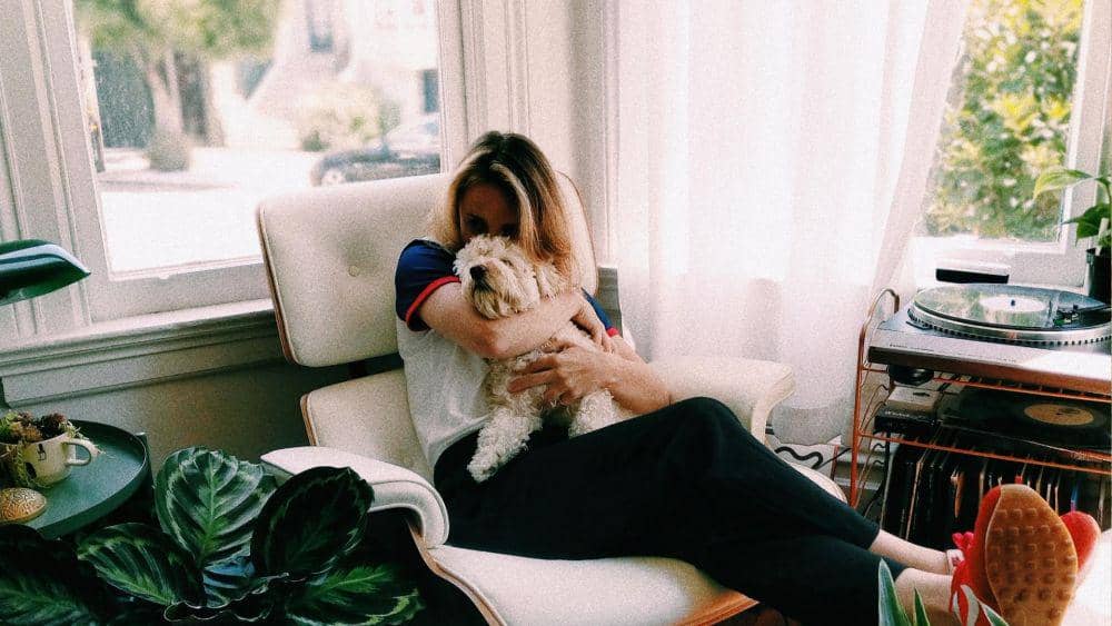 ilustrasi perempuan dengan anjingnya di pagi hari (unsplash.com/@avinaim)