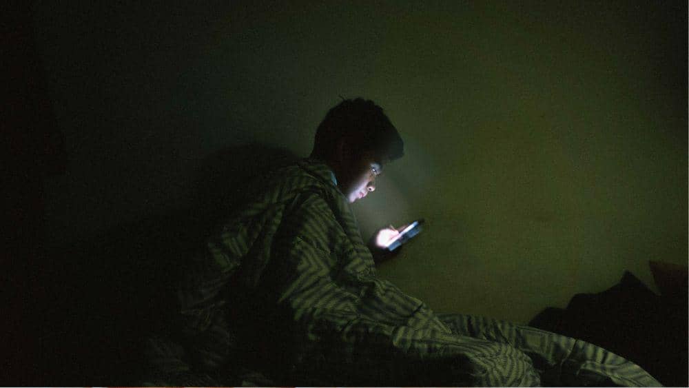 ilustrasi laki-laki langsung menggunakan HP saat bangun tidur (unsplash.com/@dipqi)