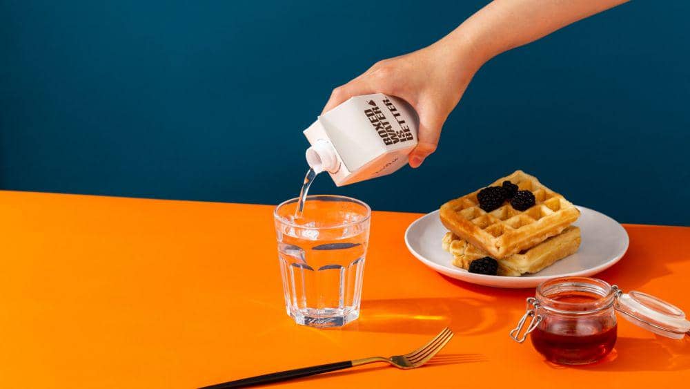 ilustrasi sarapan waffle dengan air putih (unsplash.com/@boxedwater)