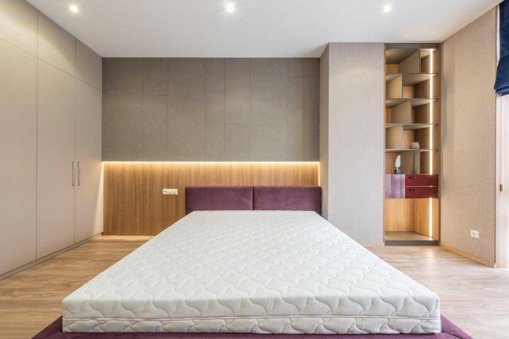 Ilustrasi kamar tidur minimalis modern dengan dekorasi lampu LED (Pexels/Max Vakhtbovych)