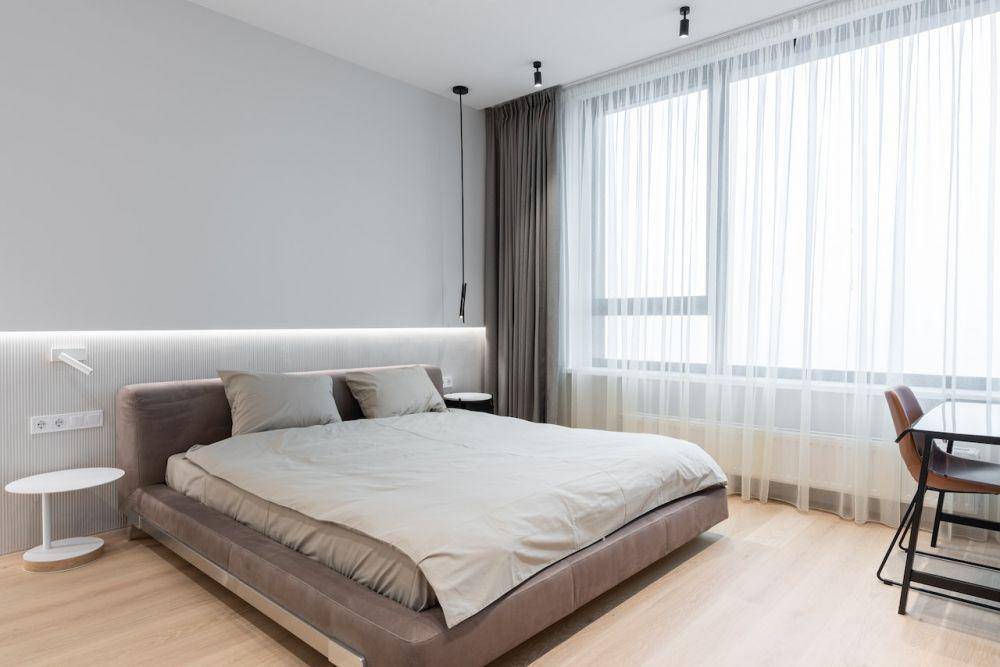 Ilustrasi kamar tidur dengan tirai yang tinggi (Unsplash/Max Vakhtbovych)