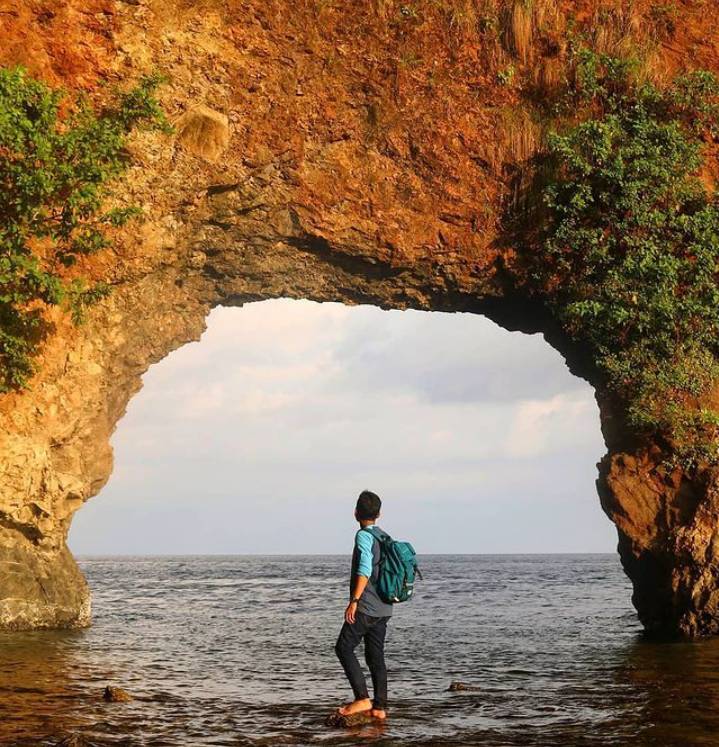 Pantai Pintu Kota di Maluku (instagram.com/hendisyahputra)