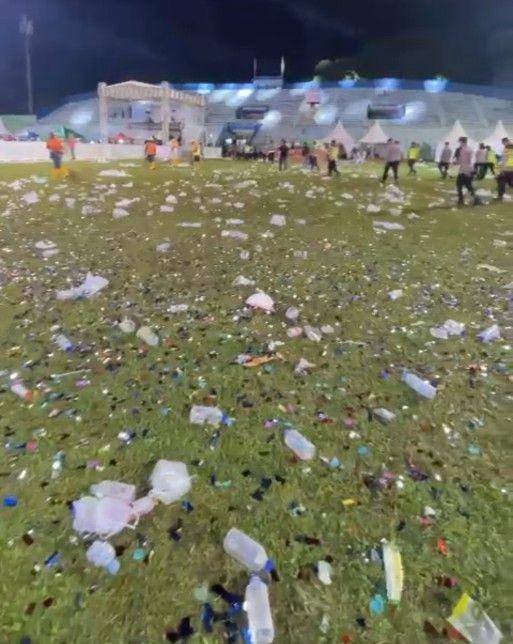 Sampah yang berserakan di Stadion Gajayana setelah acara Preston Fest. (Dok. DLH Kota Malang)