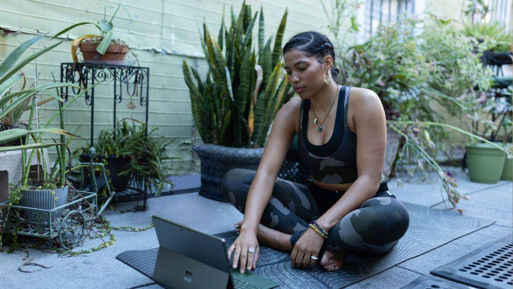 ilustrasi perempuan sedang duduk menghadap laptop (unsplash.com/@surface)