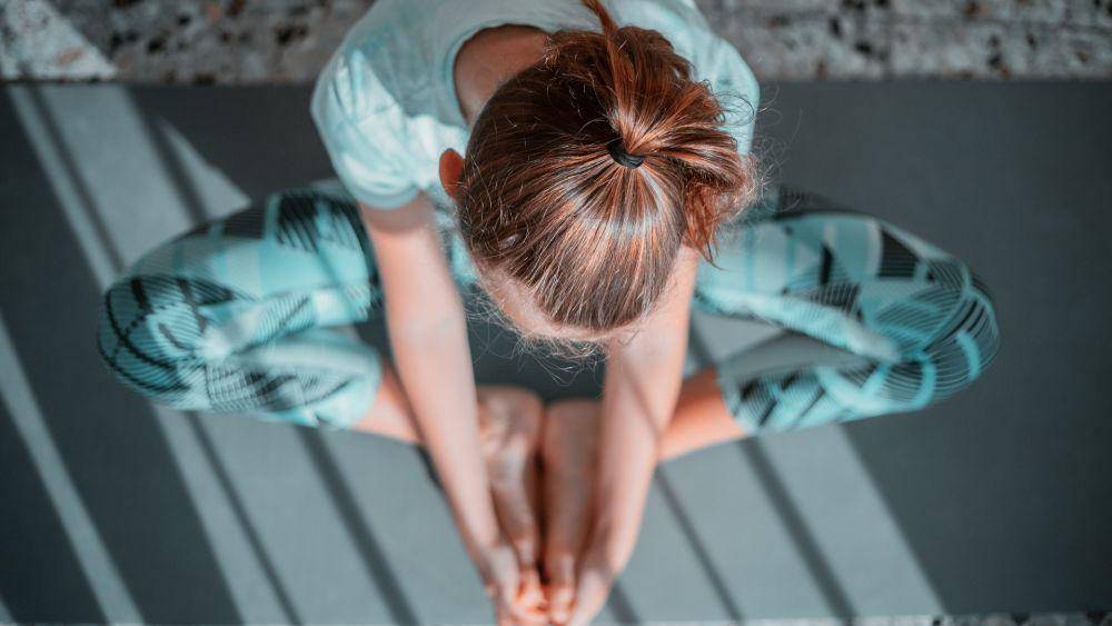ilustrasi perempuan sedang melakukan meditasi (unsplash.com/@kajtek)