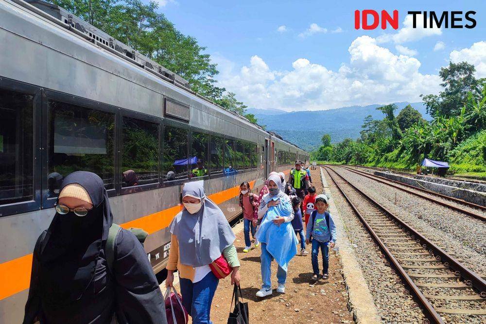 Kereta Fajar Utama berhenti di Stasiun Bumiayu, Brebes, Jawa Tengah, Rabu (21/12/2022). (IDN Times/Herka Yanis)