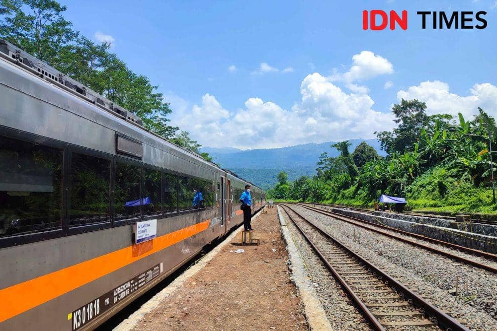 Kereta Fajar Utama berhenti di Stasiun Bumiayu, Brebes, Jawa Tengah, Rabu (21/12/2022). (IDN Times/Herka Yanis)