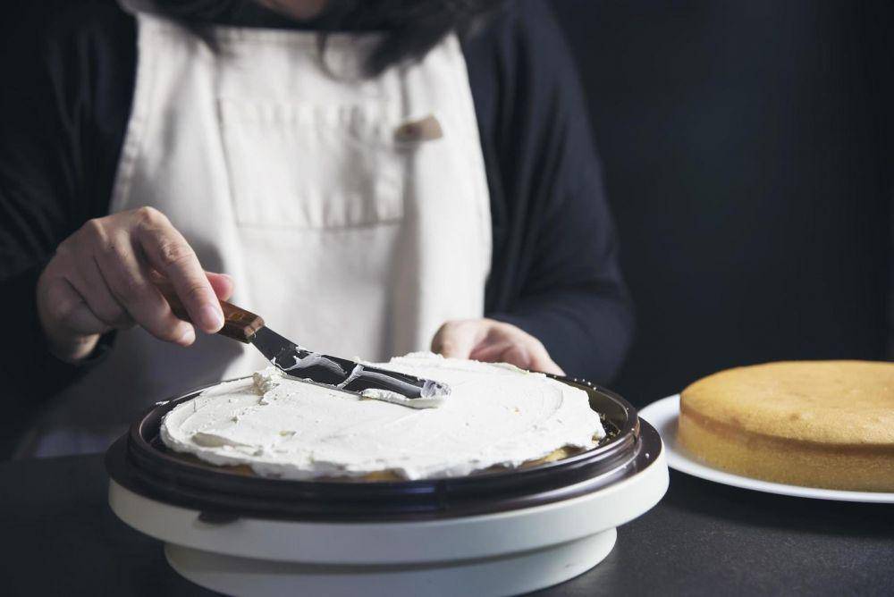 ilustrasi meratakan krim dengan pisau roti (vecteezy.com/Srinrat Wuttichaikitcharoen)