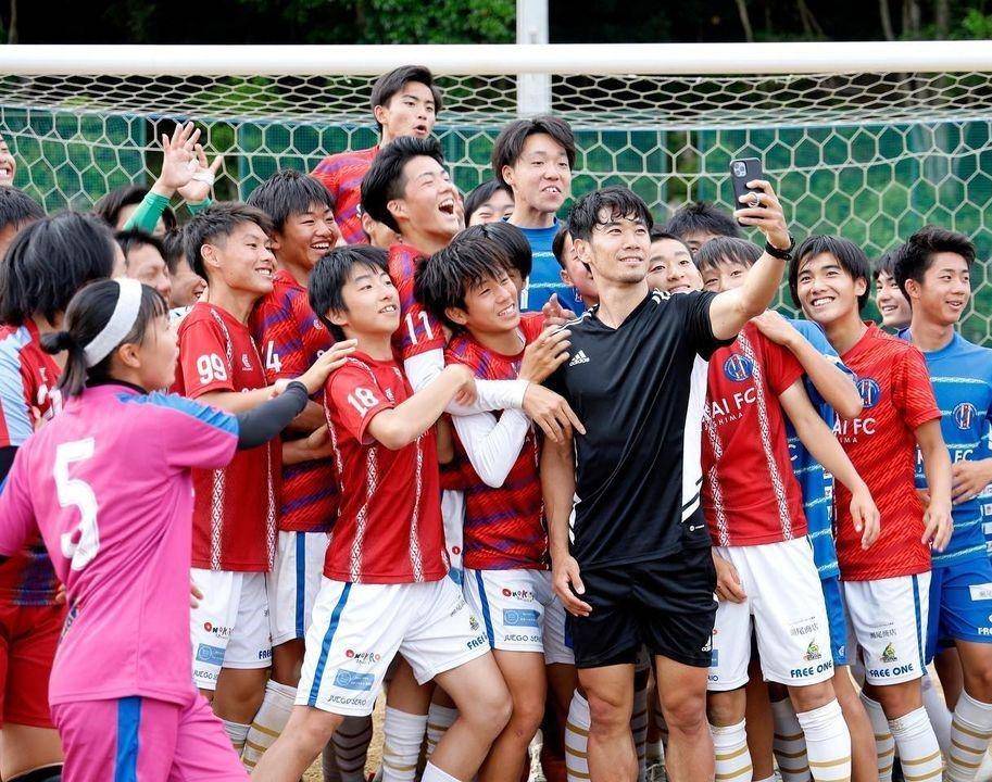 Shinji Kagawa saat mengunjungi akademi sepak bola di kampung halamannya, Hyogo Prefecture (instagram.com/sk23.10)