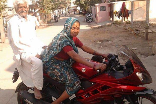 10 Potret Emak-Emak asal India saat Naik Motor Ini Bikin Melongo