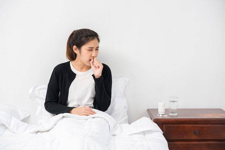 ilustrasi perempuan sedang batuk (freepik.com/jcomp)