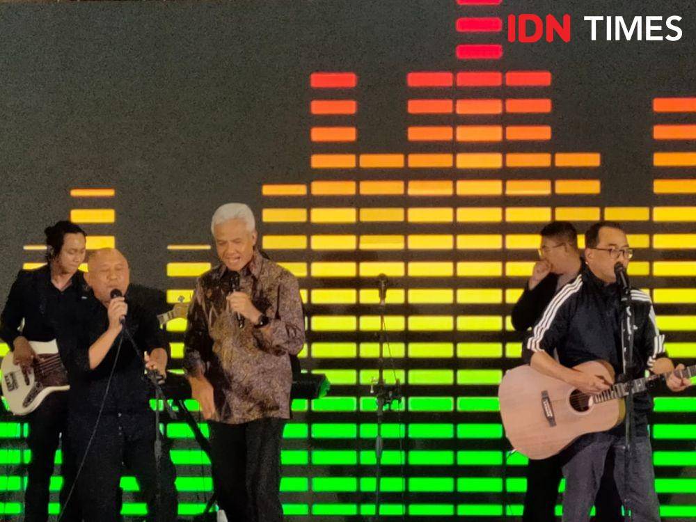 Aksi Ganjar Pranowo, Teten Masduki, dan Budi Karya Sumadi di atas panggung. (IDN Times/Tino).