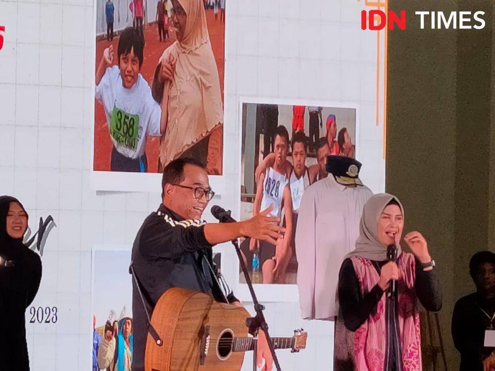 Menteri Perhubungan, Budi Karya Sumadi saat melelang pakaian dinasnya. (IDN Times/Tino).