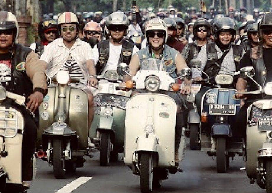 potret Vino G. Bastian saat mengendarai vespa (instagram.com/vinogbastian__)
