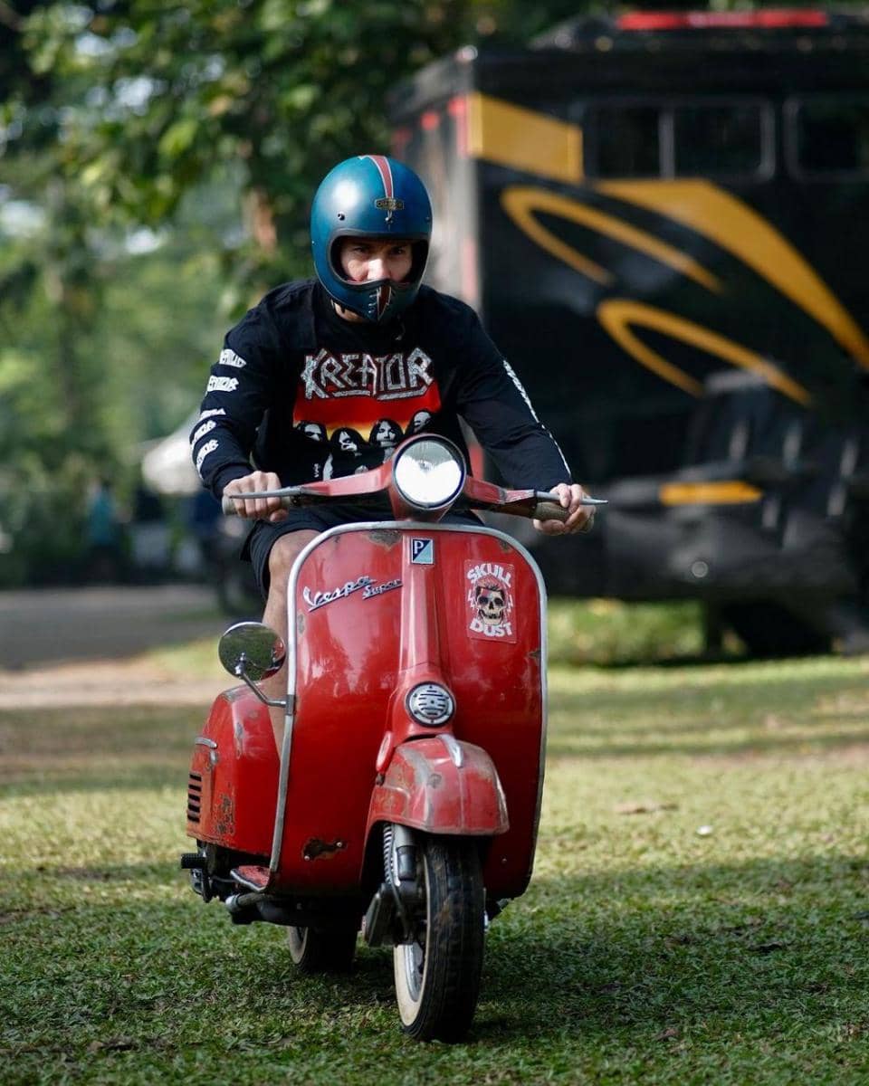potret Vino G. Bastian saat mengendarai vespa (Deni Vedder via instagram.com/vinogbastian__)