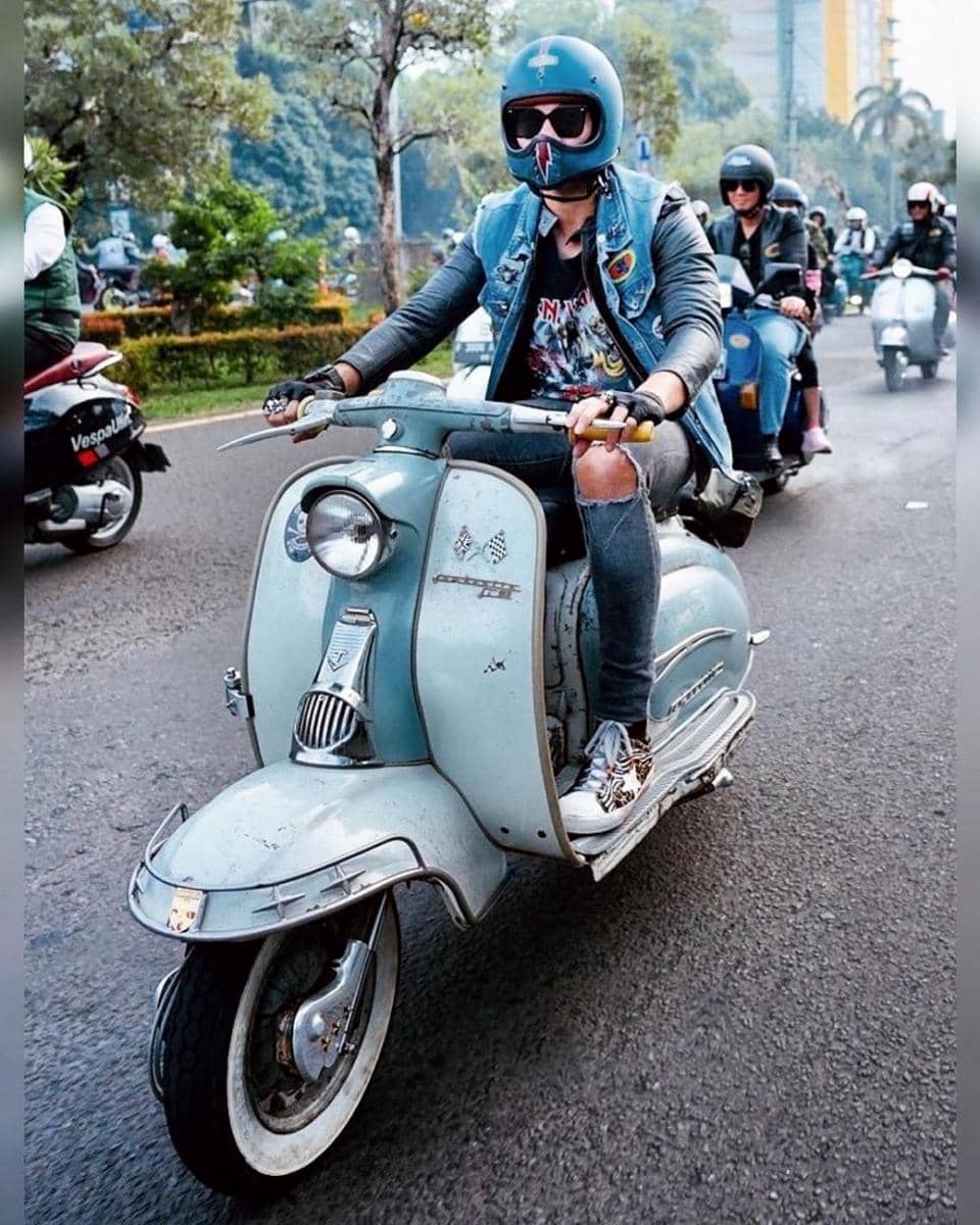 potret Vino G. Bastian saat mengendarai vespa (Ryan Maulana Saputra via instagram.com/vinogbastian__)