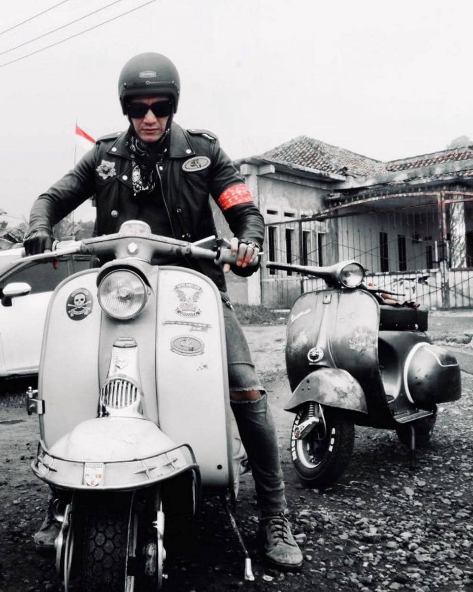 potret Vino G. Bastian saat mengendarai vespa (instagram.com/vinogbastian__)