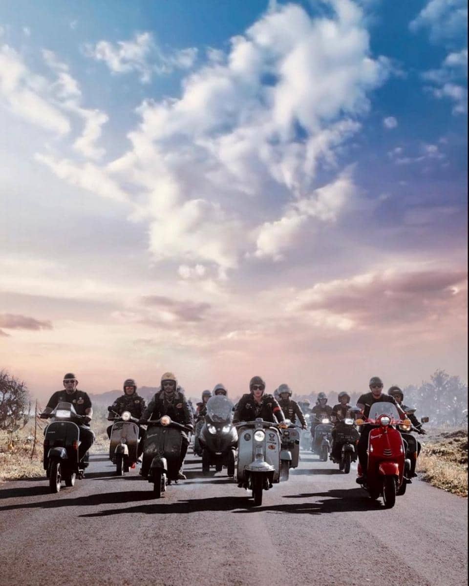 potret Vino G. Bastian saat mengendarai vespa (instagram.com/vinogbastian__)