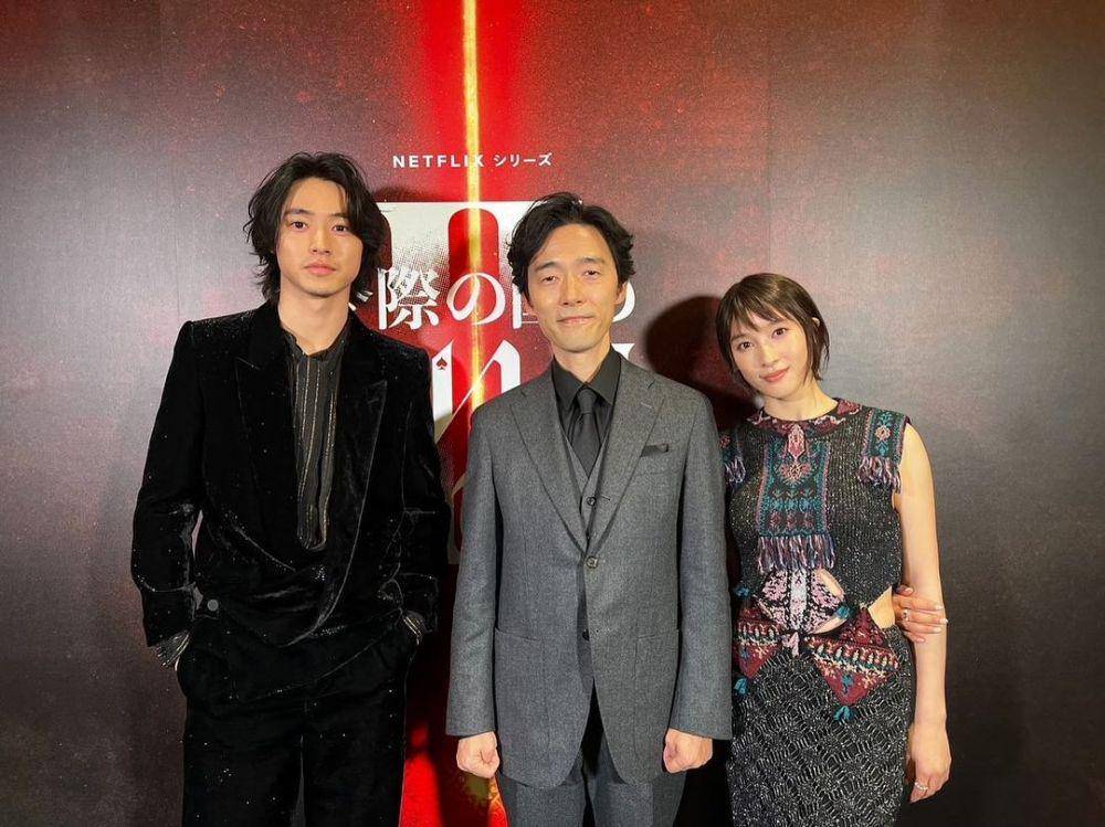 Shinsuke Sato bersama pemeran Alice in Borderland (instagram.com/taotsuchiya_official)