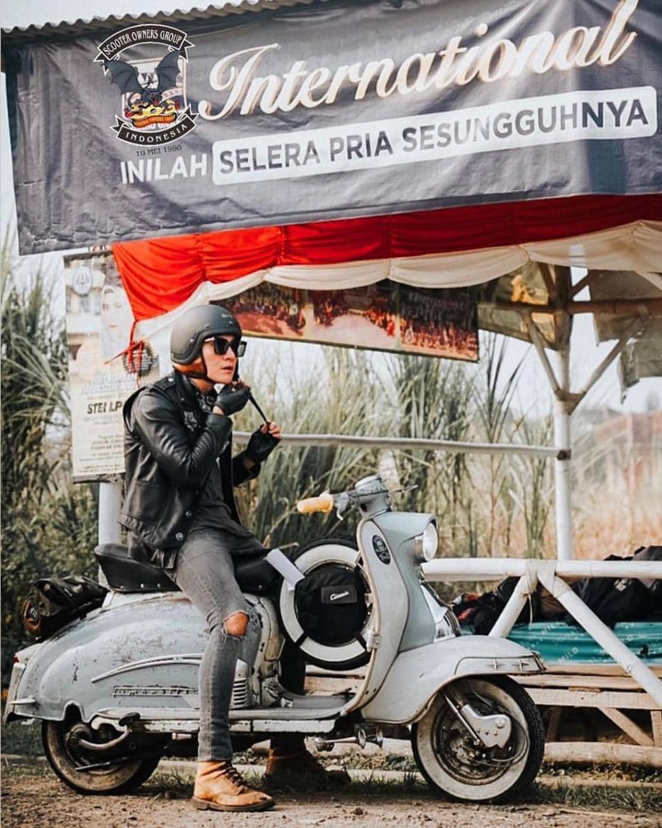 potret Vino G. Bastian saat mengendarai vespa (instagram.com/vinogbastian__)