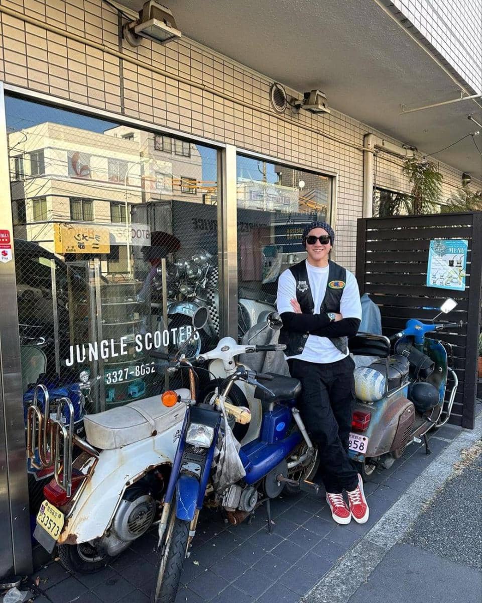 potret Vino G. Bastian saat mengendarai vespa (instagram.com/vinogbastian__)