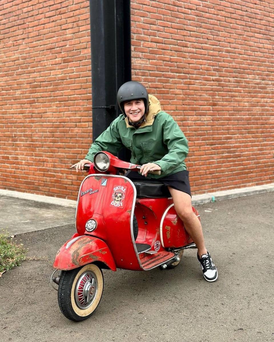 potret Vino G. Bastian saat mengendarai vespa (instagram.com/vinogbastian__)