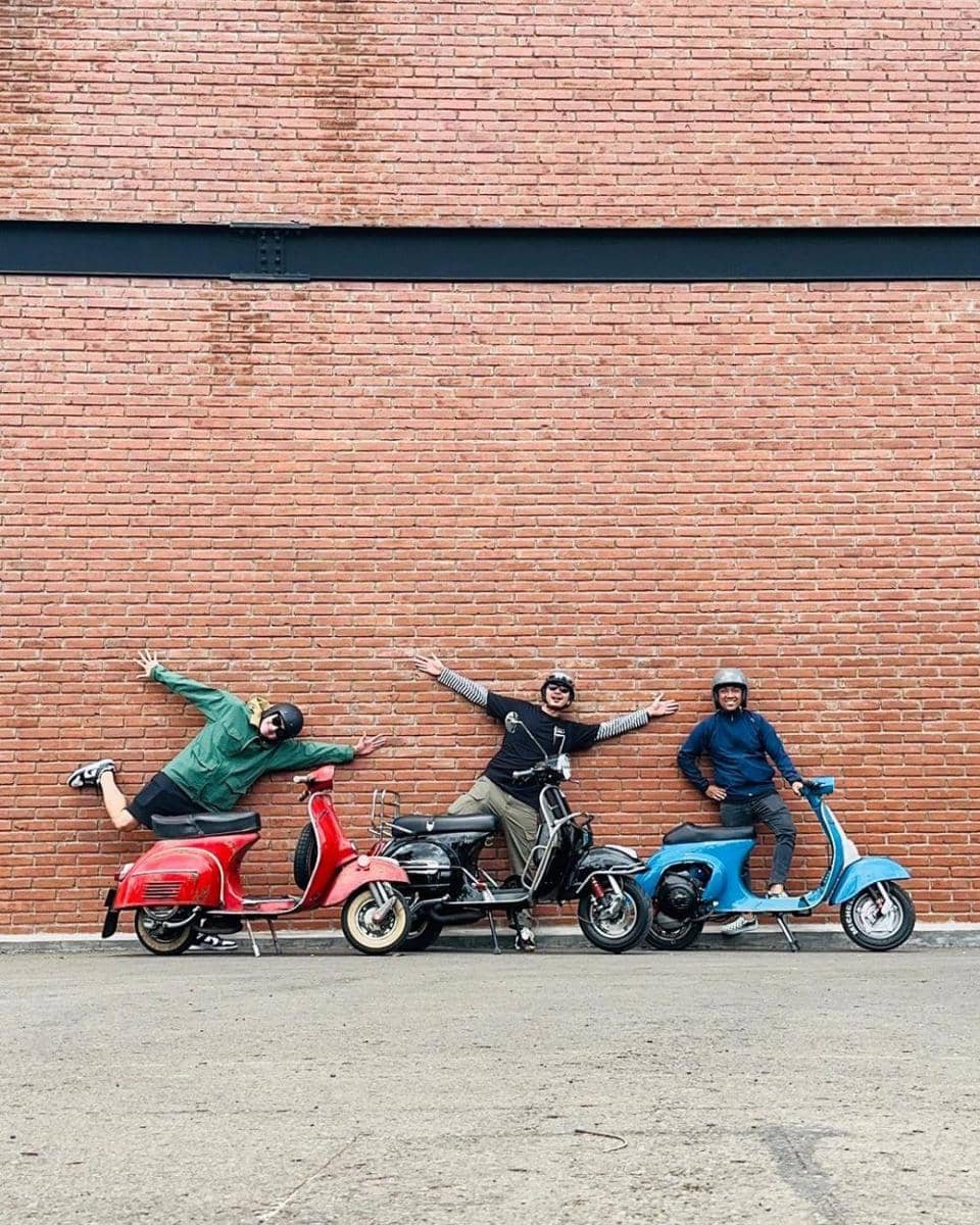 potret Vino G. Bastian saat mengendarai vespa (instagram.com/vinogbastian__)