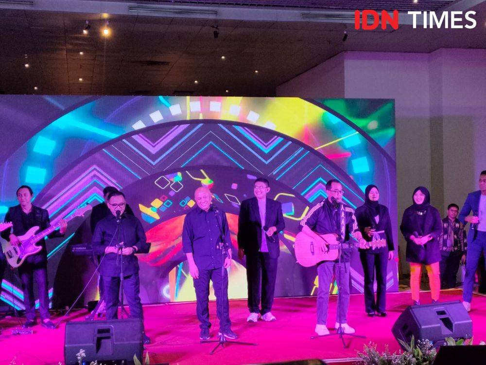 Aksi Abdullah Azwar Anas, Teten Masduki dan Budi Karya Sumadi di atas panggung. (IDN Times/Tino).