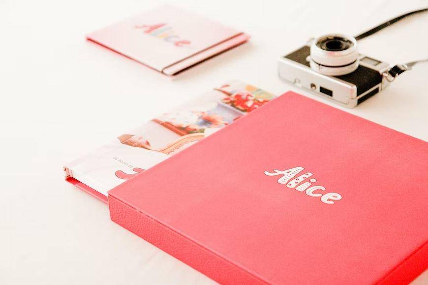 album foto berwarna pink (unsplash.com/DominikaRoseclay)