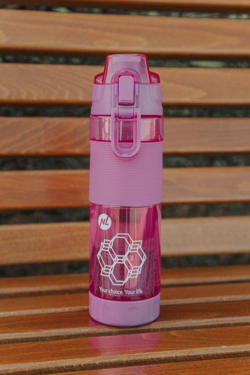 botol minuman berwarna pink (pexels.com/MarinaAbrosimova)